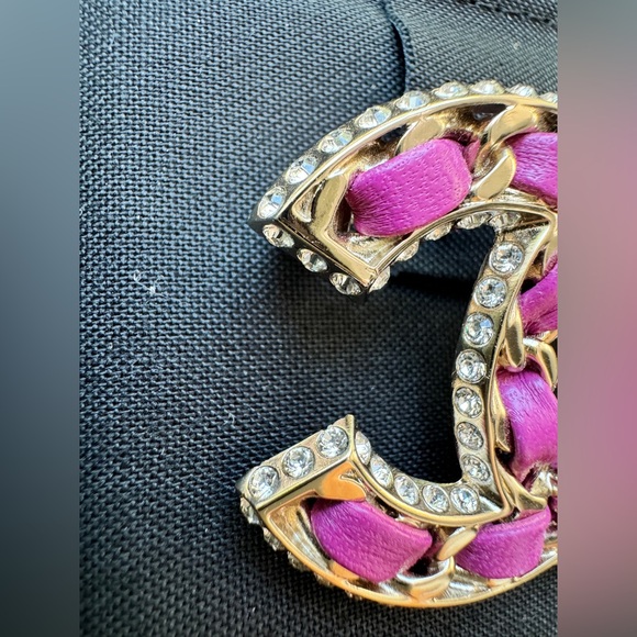 CHANEL 21P GOLDEN GOLD TONE CC LOGO PINK PURPLE LEATHER CHAIN CRYSTAL BROOCH PIN - Picture 7 of 12